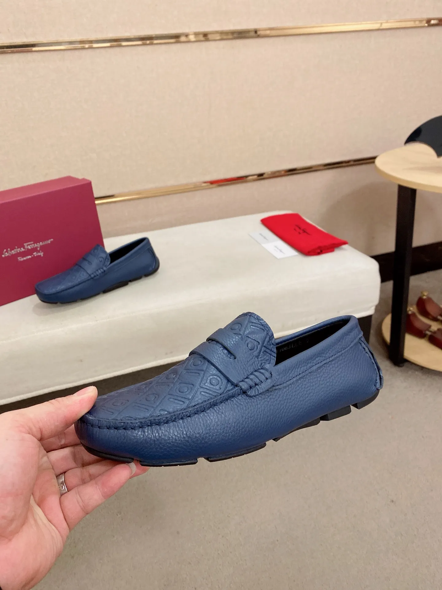 Men's shoes💰: 560💰High-end quality! Ferragamo🆕🆕Exclusive hot-selling products in stock🔥🔥New products on the shelves, high-quality Ferragamo men's pea shoes, high-end casual driving shoes, with complete packaging! 💪 💪 Material: imported first-layer pebbled cowhide 🐂 + imported high-quality water-dyed cowhide lining + wear-resistant outsole 👍🏻👍🏻 Features: high-end and comfortable, purely handmade 🚀 🚀 Create the perfect shoe that suits you best 🔥 🔥 Size: (38-44) 45 standard size can be customized!